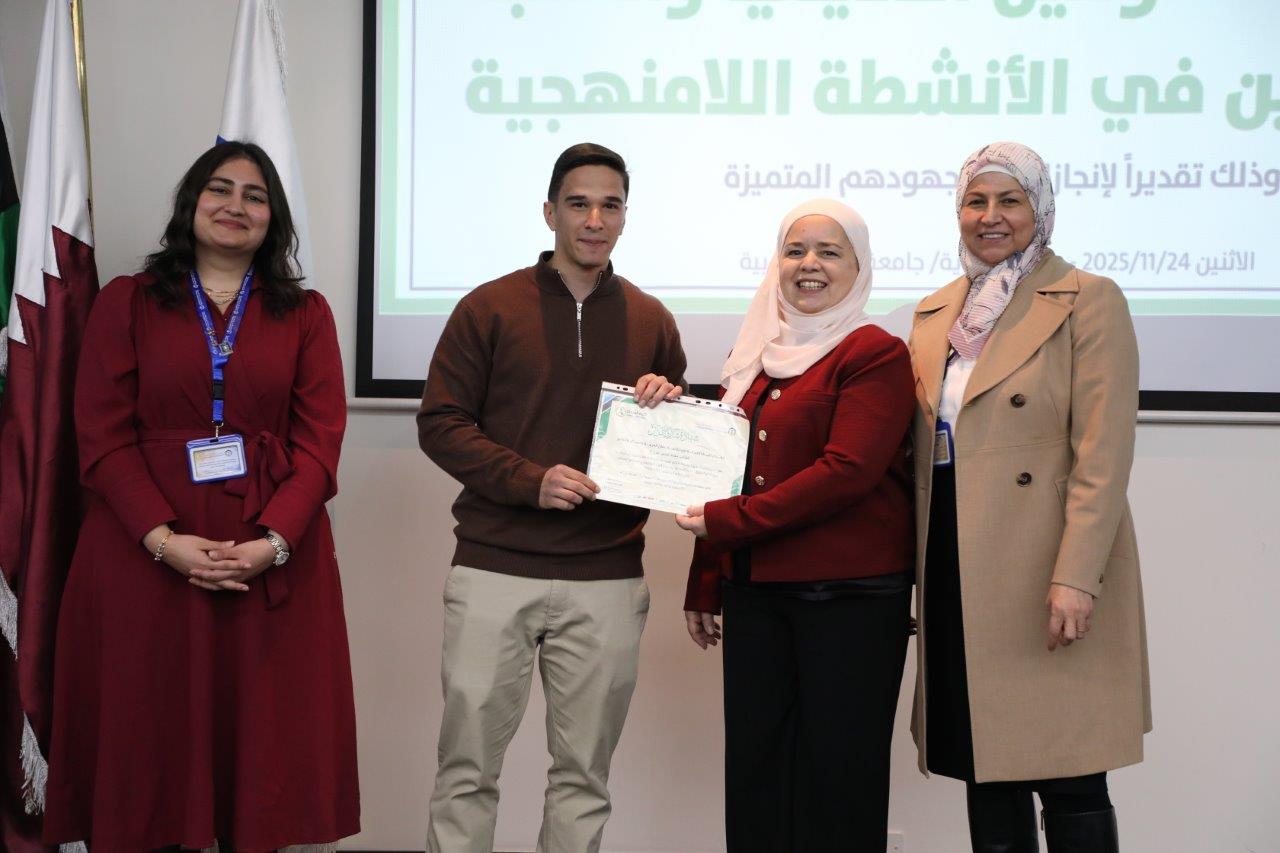 كلية الصيدلة في جامعة عمان العربية تكرّم طلبتها المتفوقين والمتميزين في الأنشطة اللامنهجية
