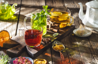 الفرق بين الشاي الأخضر والأسود وتأثيرهما على المعدة