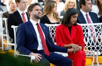 يمكنه أن يتناول القاذورات.. نائب ترامب يرد على مذيع يميني استخف بزوجته