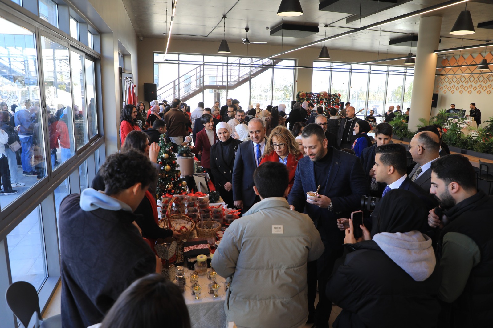 الشرق الأوسط تحتفي بإضاءة شجرة الميلاد