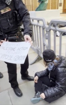 توقيف الناشطة السويدية غريتا تونبرغ أثناء تظاهرة في لندن (صور وفيديو)