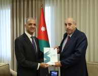 القاضي يتسلم تقرير ديوان المحاسبة