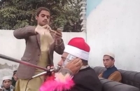 بين التقديس والإحراج.. قارئ مصري يواجه عادة باكستانية غريبة! (فيديو)