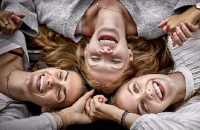 ابتسم لتحيا أفضل.. العلاج بالضحك وفوائده القلبية والمناعية