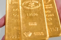 الذهب يلامس 4500 دولار والفضة عند مستوى قياسي جديد