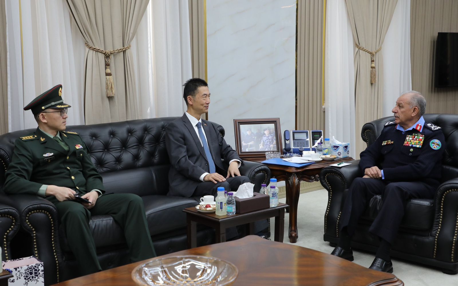 مدير الأمن العام والسفير الصيني يبحثان سبل تعزيز التعاون الأمني والشرطي 