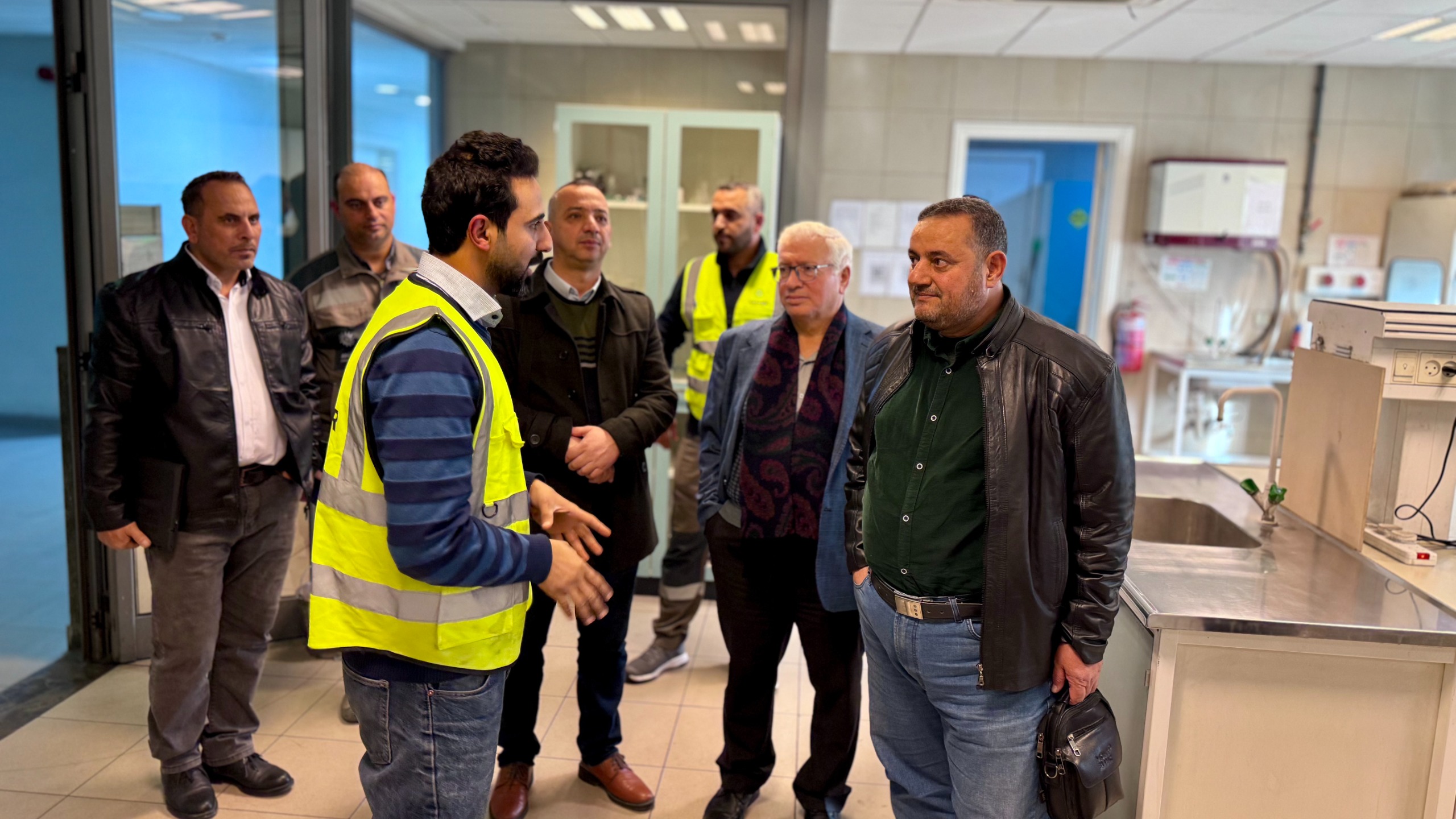  وفد سوري يزور مصنع إسمنت المناصير للاطلاع على أحدث تقنيات الإنتاج والفحص - صور