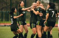 لاعبة سيلتيك تسجل هدفا استثنائيا من ركلة البداية (فيديو)