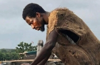 زحف بشري إلى غانا لاعتلاء السفن استجابة لهرطقات النبي إيبو نوح حول طوفان عالمي وشيك (فيديو)