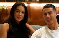 لغز جورجينا.. لماذا يحمل حراس شريكة رونالدو مصابيح قوية نهارا؟ (فيديو)