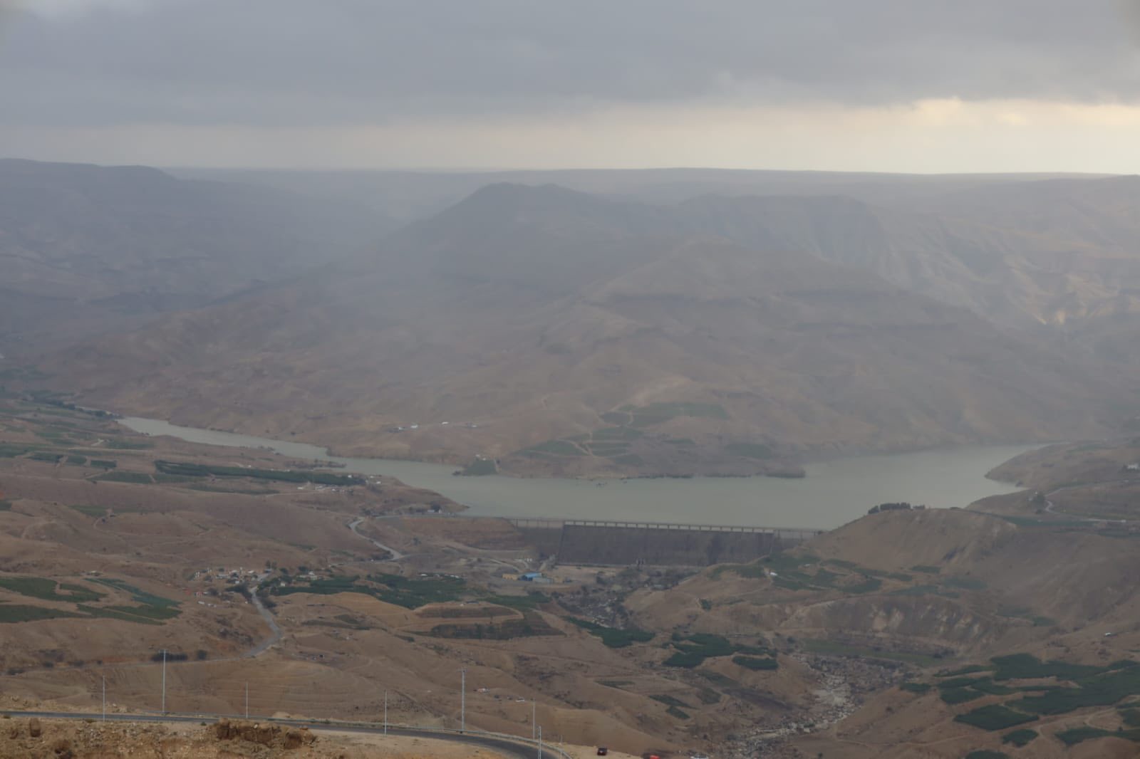 سد الموجب يصل الى كامل سعته التخزينية.. وأبو السعود يطلع على اجراءات التعامل مع امتلاء السد