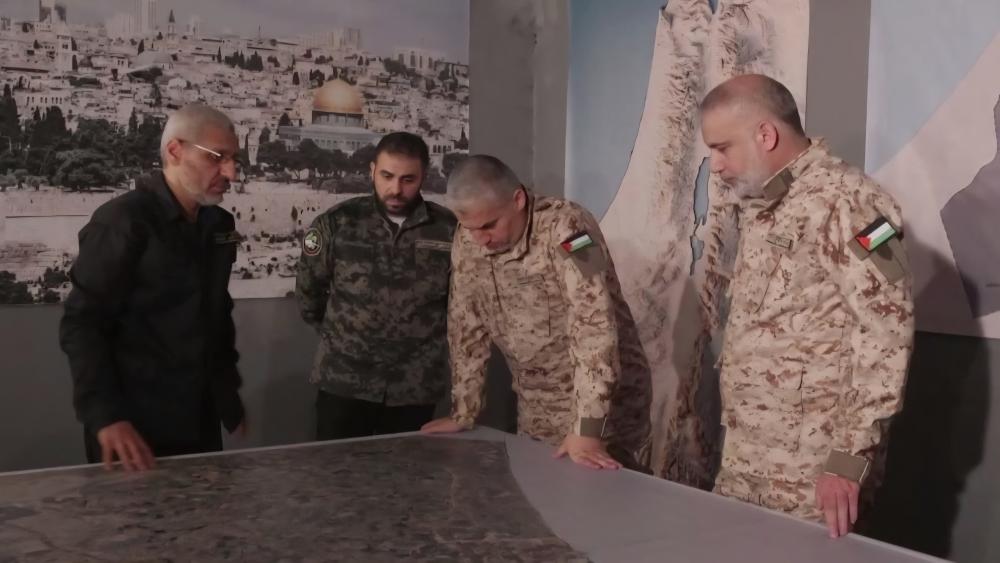 القسام تكشف عن وجه “الملثّم” بعد 21 عامًا.. من هو الشهيد “أبو عبيدة”؟