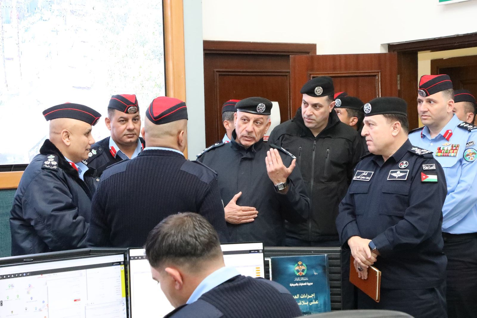 مدير الأمن العام يتفقد الدفاع المدني ومركز القيادة والسيطرة (911) ويشيد بجهود الاستجابة خلال المنخفض الجوي