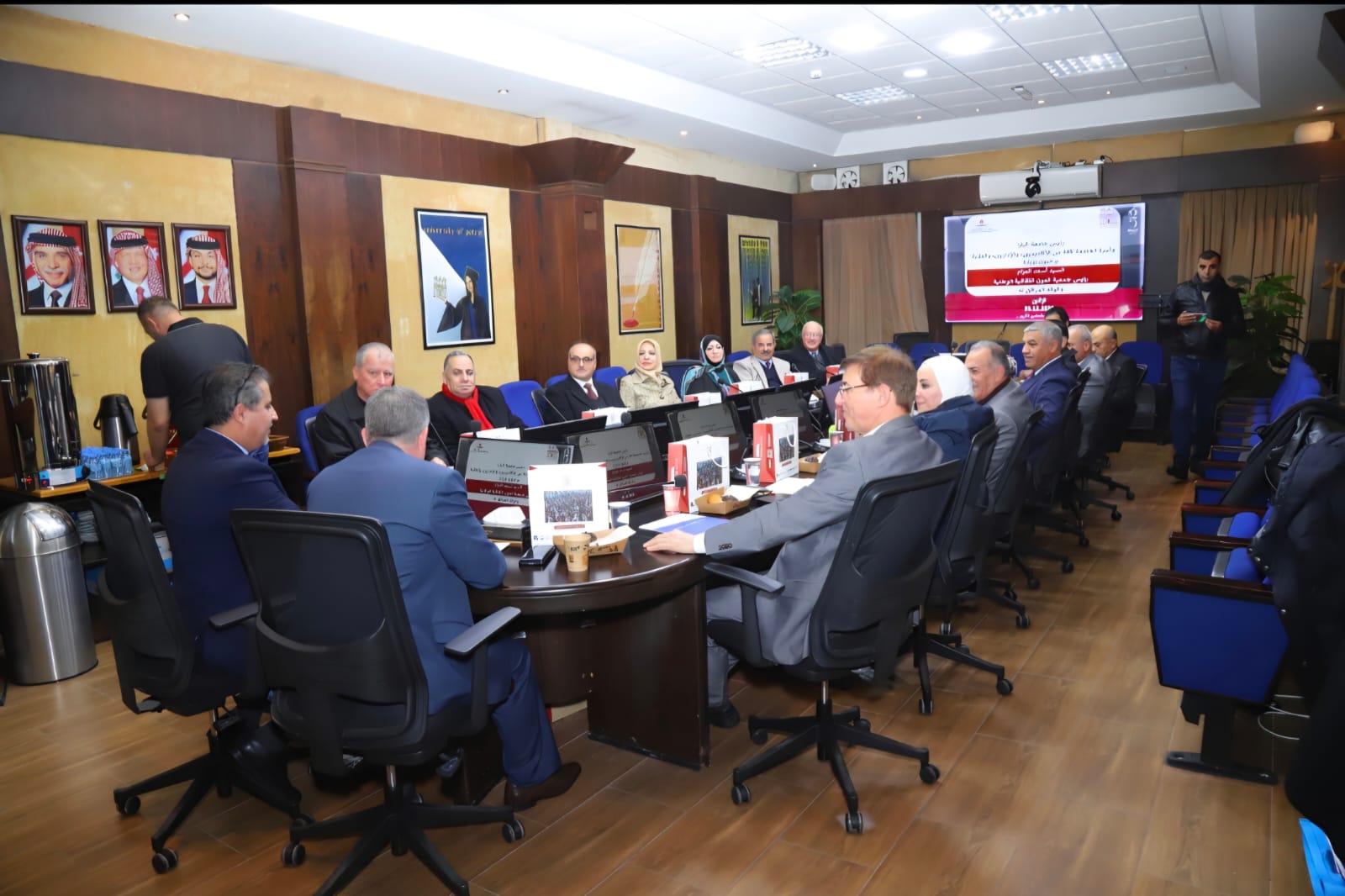 رئيس جامعة البترا يبحث مع جمعية عون التعاون في توثيق التاريخ الوطني - صور