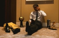 لامين جمال يزور مسجد الشيخ زايد الكبير في أبوظبي بالزي المحلي (صور)