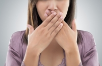 المذاق الغريب في الفم.. متى يكون إنذارا صحيا لا ينبغي تجاهله؟