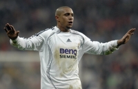 الأسطورة روبرتو كارلوس يخضع لجراحة  في القلب