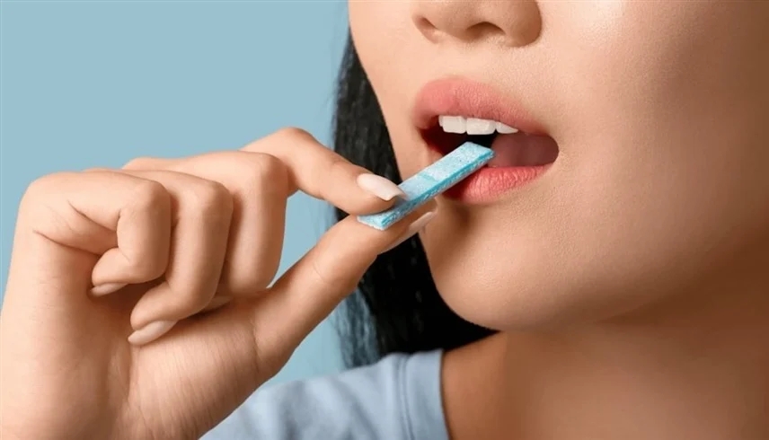 بين تخفيف التوتر وتعزيز الانتباه.. كيف تؤثر عادة مضغ العلكة على العقل؟