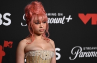 لقطات ترصد فنانة أمريكية شهيرة في حالة سكر وعدم قدرتها على الوصول إلى السيارة (فيديو)