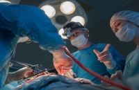 في واقعة نادرة.. فريق طبي مصري ينقذ حياة طفل ويستخرج منشارا كهربائيا اخترق بطنه