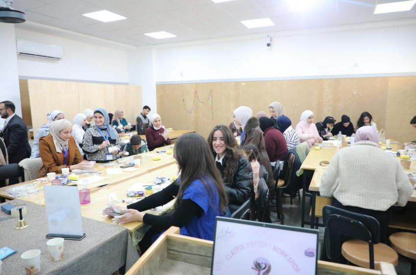 قسم هندسة العمارة في عمان العربية ينظم ورشة عمل إبداعية في التشكيل بالصلصال