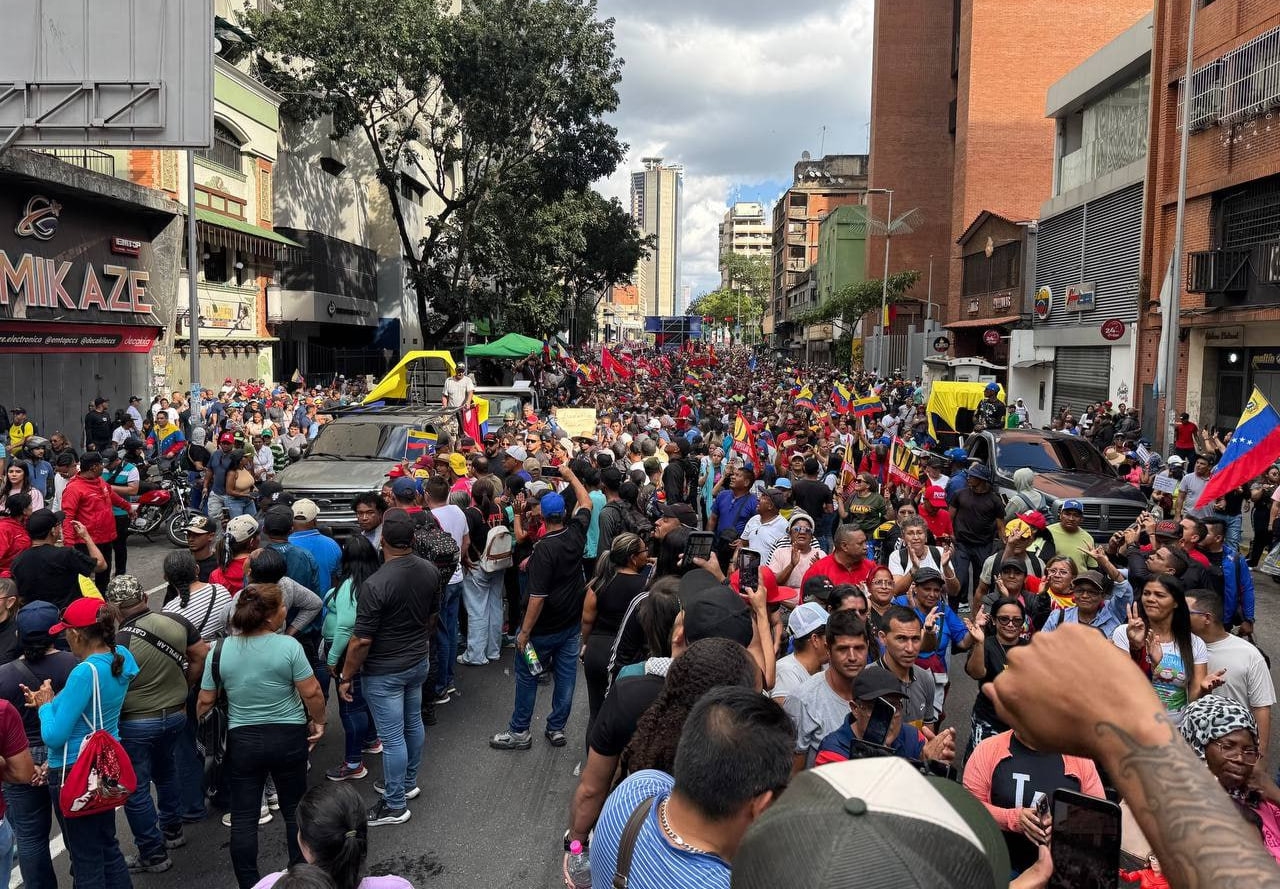 ملايين الفنزويليين ينزلون الى شوارع كاركاس تنديدا باختطاف رئيسيهم مادورو وزوجته - فيديو وصور