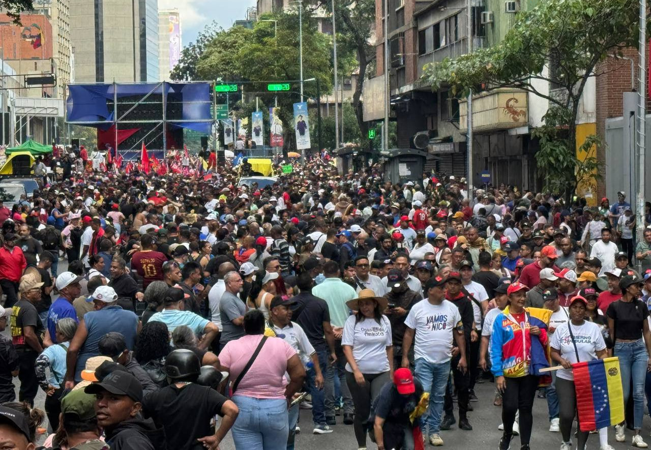 ملايين الفنزويليين ينزلون الى شوارع كاركاس تنديدا باختطاف رئيسيهم مادورو وزوجته - فيديو وصور