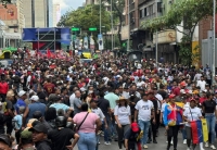 ملايين الفنزويليين ينزلون الى شوارع كاركاس تنديدا باختطاف رئيسيهم مادورو وزوجته  فيديو وصور #عاجل