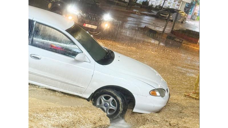 سقوط المركبة في الحفريات والمناهل يحمل السائق مخالفة مرورية ومخططًا كروكيًا