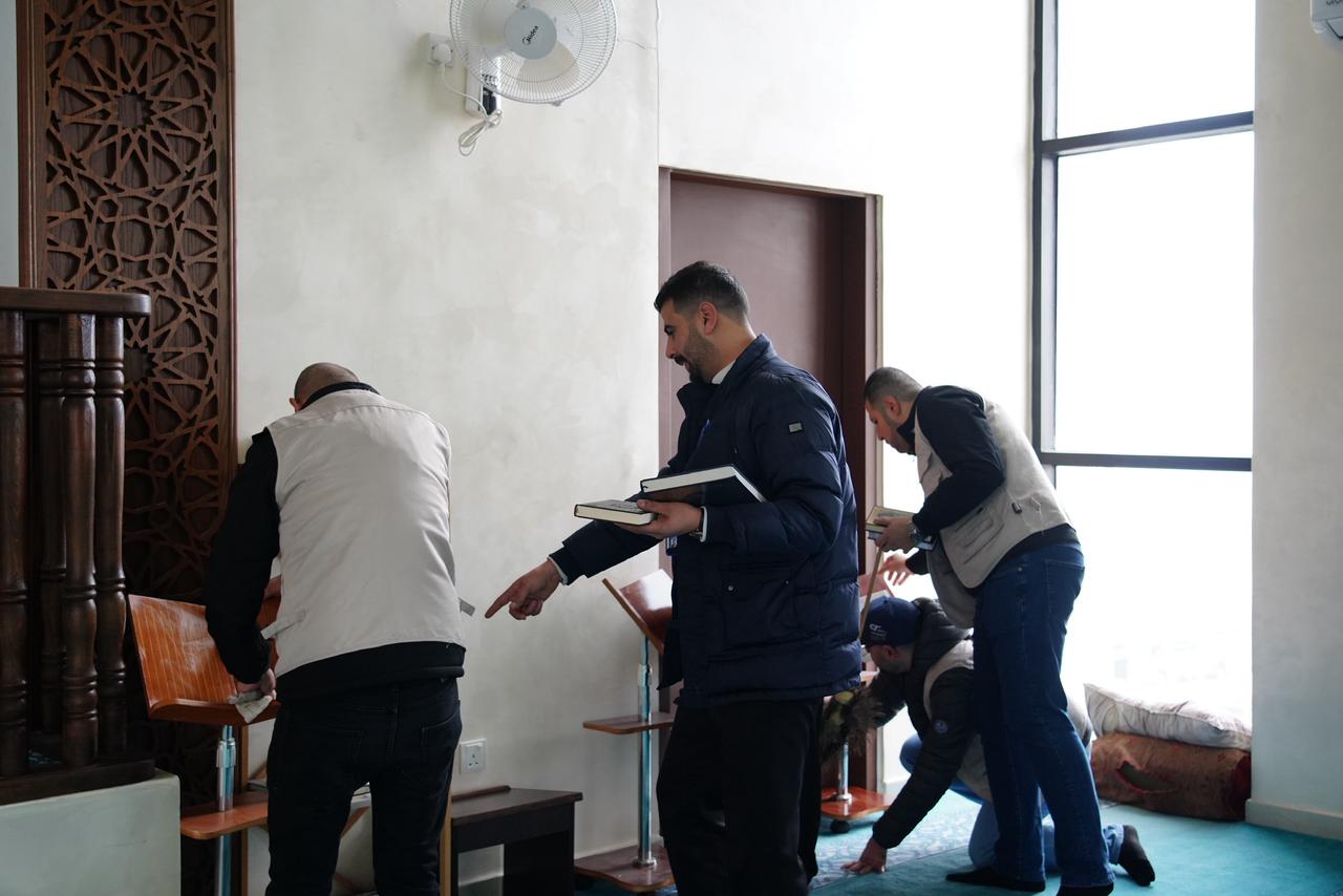 كلية الآداب والعلوم في جامعة عمان العربية تنظم مبادرة تطوعية لتنظيف مسجد الجامعة