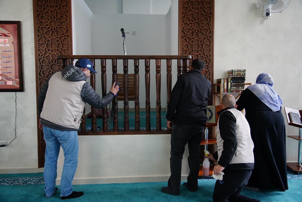 كلية الآداب والعلوم في جامعة عمان العربية تنظم مبادرة تطوعية لتنظيف مسجد الجامعة