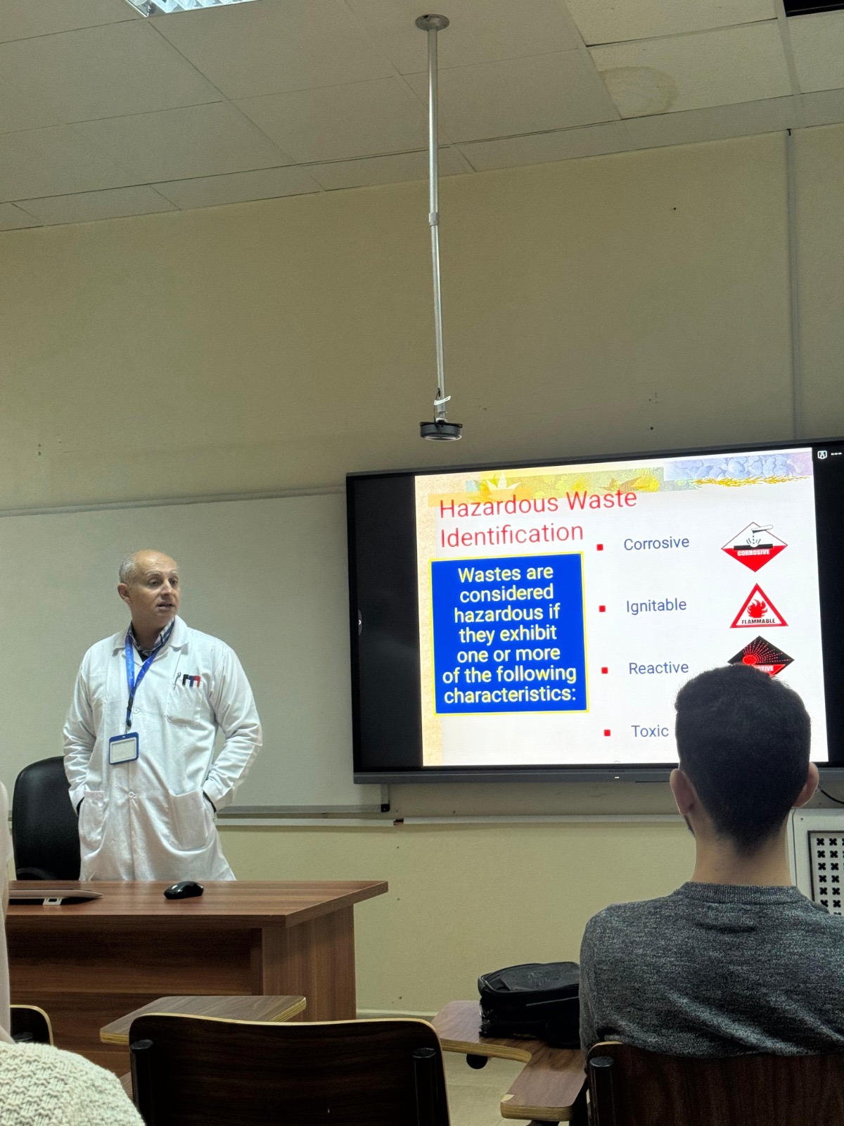 كلية الصيدلة في عمان العربية تنظم محاضرة توعوية بعنوان: التعامل مع المواد الكيميائية والسلامة العامة في المختبرات