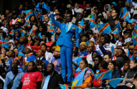 نهاية درامية.. رد فعل مؤثر للمشجع الكونغولي لومومبا فيا بعد هدف بولبينة القاتل (فيديو)