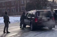 رجل أمن فيدرالي أمريكي يقتل امرأة بدم بارد دون خطر يهدد حياته في حملة السلطة ضد المهاجرين (فيديو)