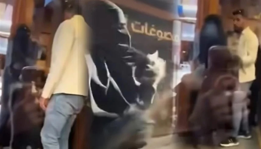 فيديو: سورية تضبط زوجها يشتري شبكة لعروسه ورد فعلها يثير تفاعلاً واسعاً