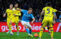 نابولي يتعثر أمام فيرونا ويفوت فرصة الصعود إلى قمة الدوري الإيطالي