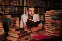 توقيف الروائي أيمن العتوم على خلفية قضايا إلكترونية والنائب الروابدة ينتقد طريقة اعتقاله #عاجل