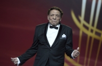 نجل عادل إمام ينشر صورة نادرة لوالده ويعلق: الزعيم أحلى حاجة جت في التاريخ