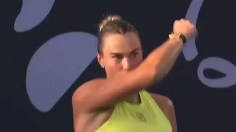 نجمة التنس تقبّل عضلاتها بعد الفوز بالبطولة أمام منافستها المشكّكة