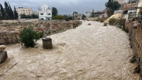 ارتفاع منسوب المياه وجريان قوي لسيل الزرقاء نتيجة الأمطار الغزيرة  فيديو