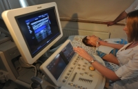 متى يجب إجراء فحص بالموجات فوق الصوتية لأوعية الرقبة؟