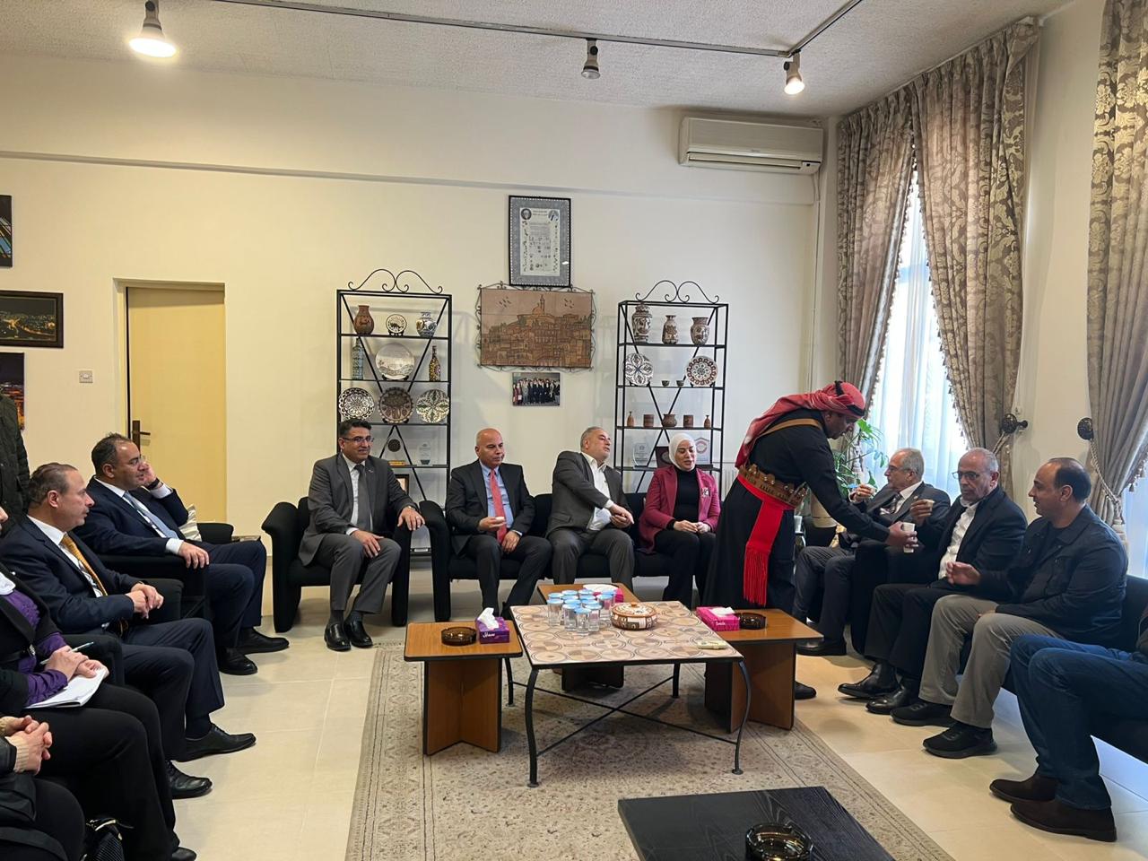 جامعة عمان العربية تشارك في احتفالية اليوم التطوعي العالمي وتُكرَّم لدورها المجتمعي