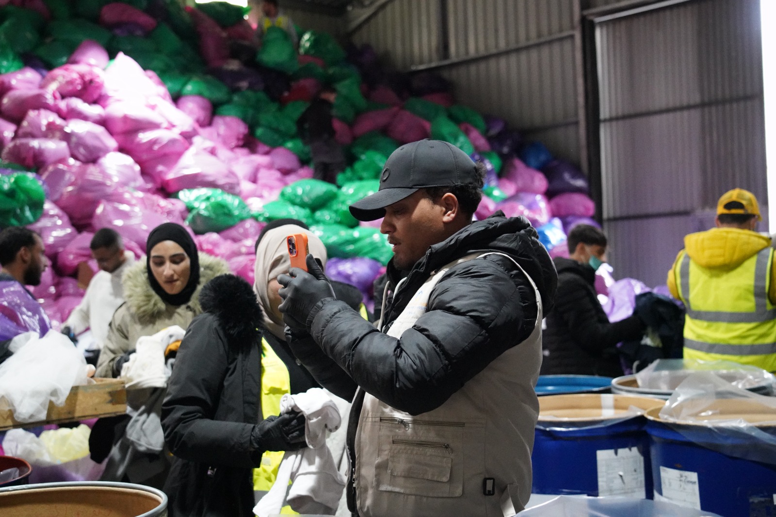 جامعة عمان العربية تنظم زيارة ميدانية إلى بنك الملابس لتعزيز العمل التطوعي
