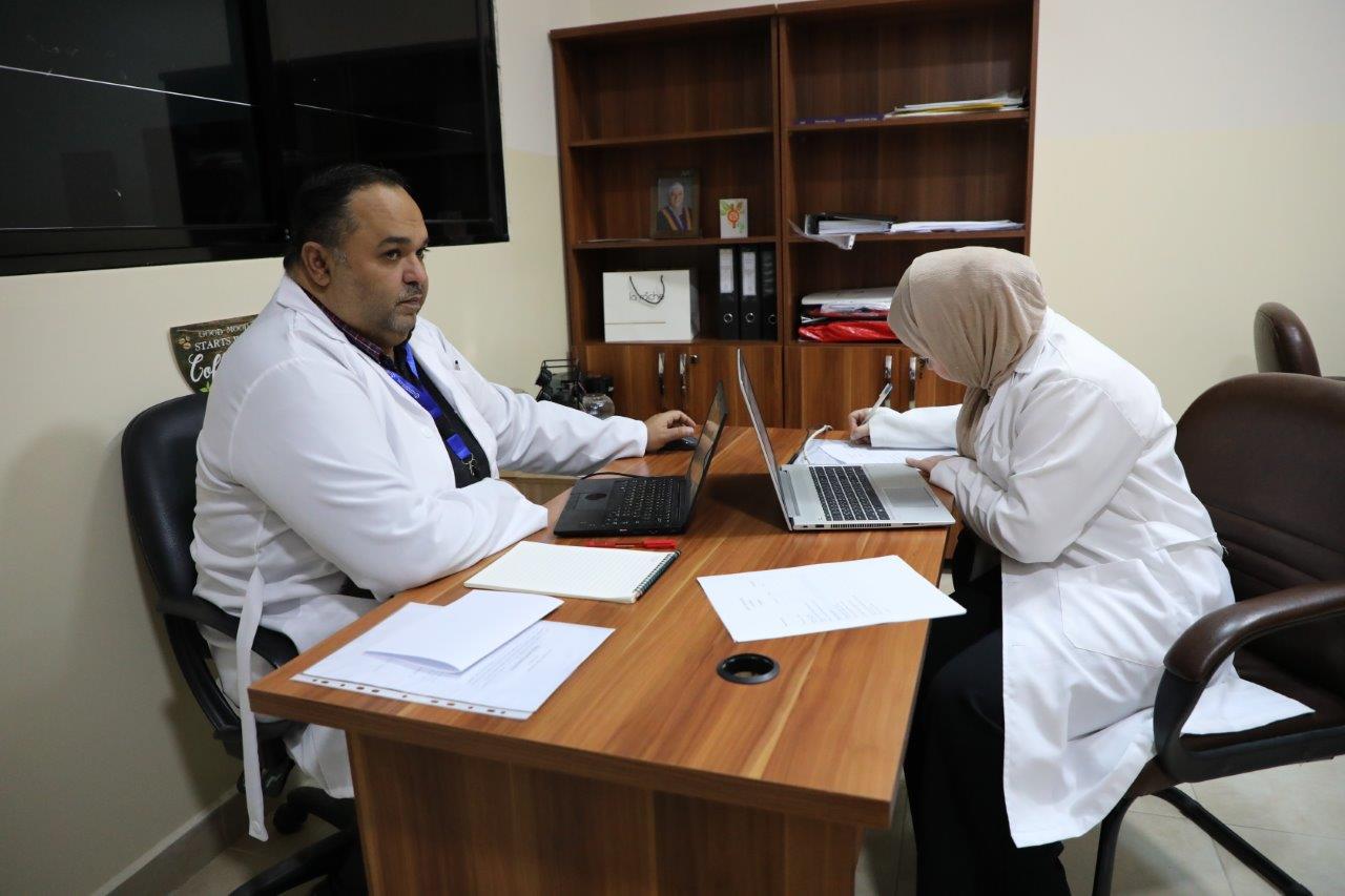 صيدلة عمان العربية تعزز التقييم العملي لطلبة الصيدلة من خلال الامتحان السريري المنظم