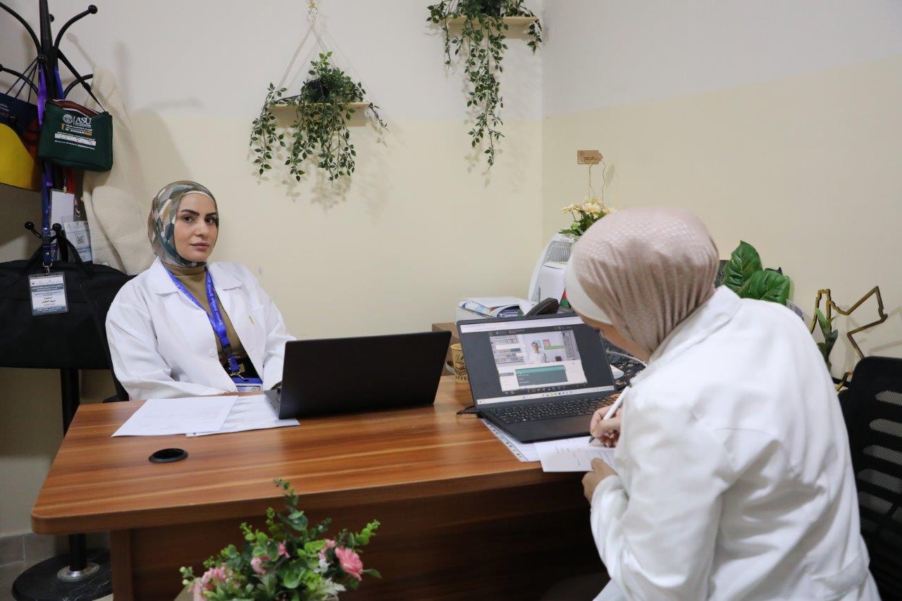 صيدلة عمان العربية تعزز التقييم العملي لطلبة الصيدلة من خلال الامتحان السريري المنظم