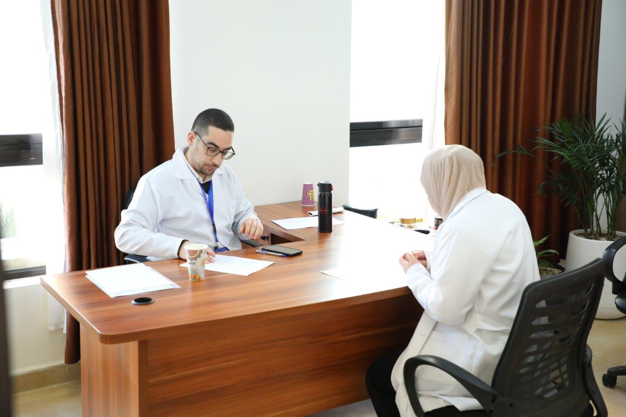 صيدلة عمان العربية تعزز التقييم العملي لطلبة الصيدلة من خلال الامتحان السريري المنظم