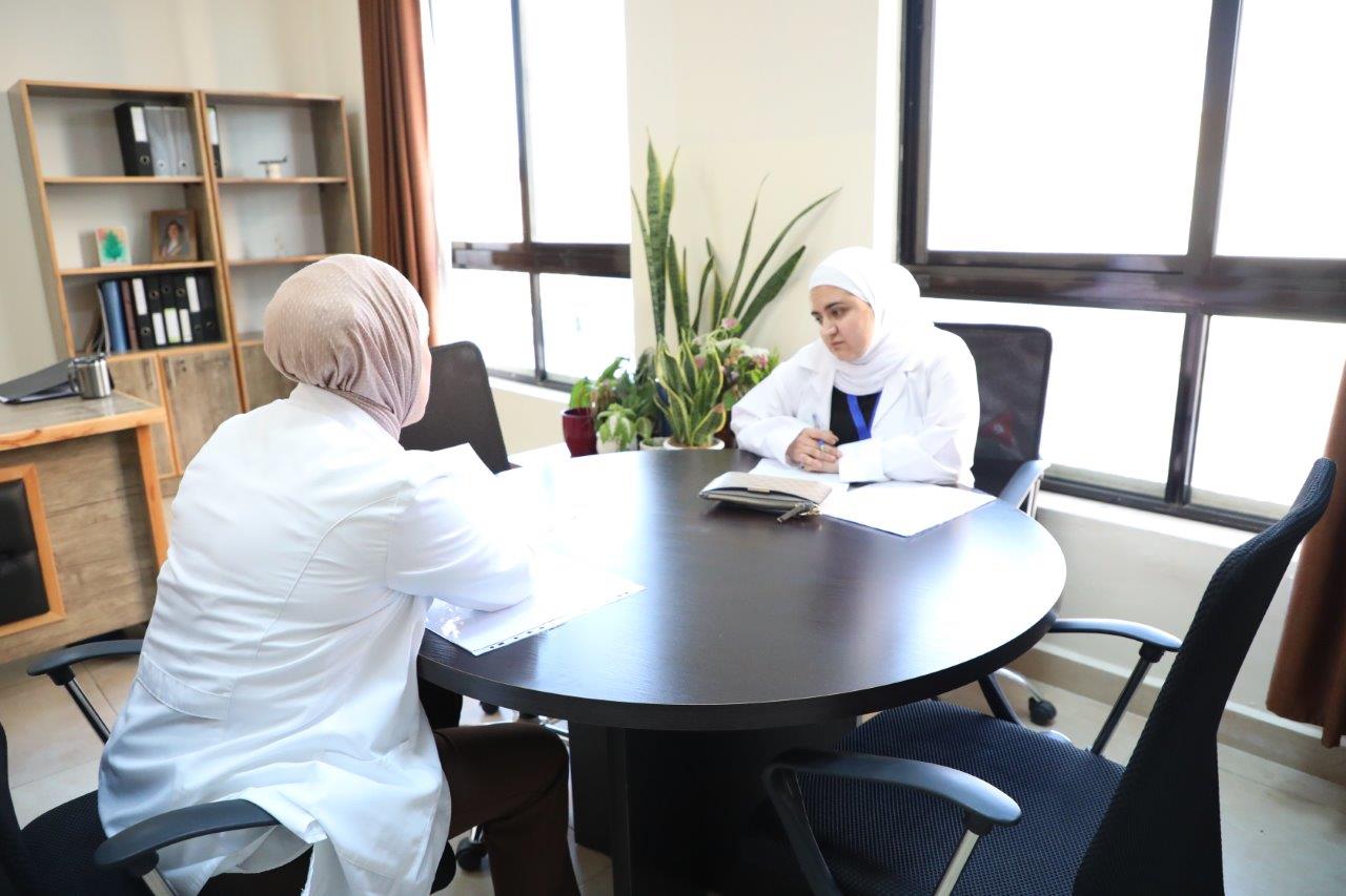 صيدلة عمان العربية تعزز التقييم العملي لطلبة الصيدلة من خلال الامتحان السريري المنظم