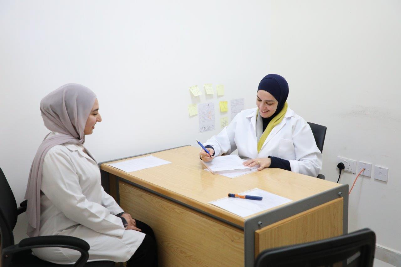 صيدلة عمان العربية تعزز التقييم العملي لطلبة الصيدلة من خلال الامتحان السريري المنظم