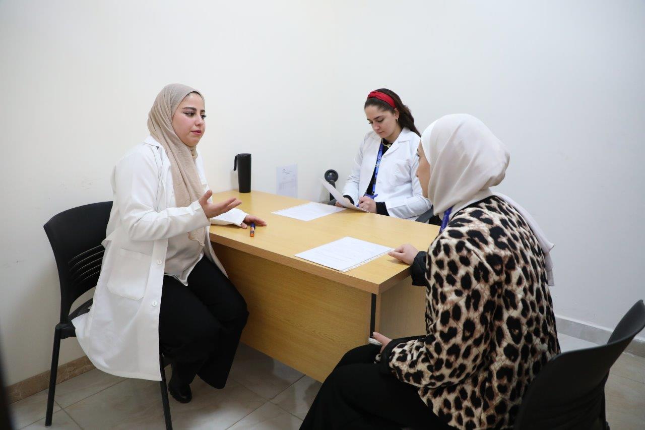 صيدلة عمان العربية تعزز التقييم العملي لطلبة الصيدلة من خلال الامتحان السريري المنظم