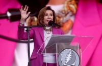 فضيحة صادمة.. سخرية واسعة من رئيسة مجلس النواب الأمريكي السابقة واتهامها بالثمالة بحفل تأبين (فيديو)